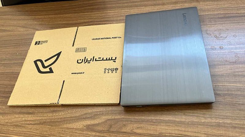 کارتن پستی در کنار لپ تاپ