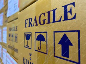 عکسی از علائم نوشته شده روی کارتن بسته بندی