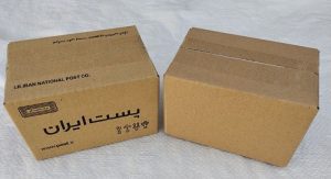 تصویری از یک کارتن پستی چاپ دار و بدون چاپ برای مقایسه