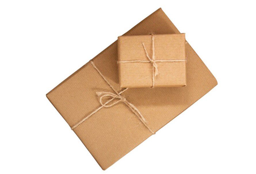 تصویری از دو کارتن پستی با سایزهای مختلف و سایز مناسب کارتن پستی