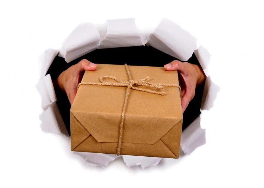 تصویری از کارتن سه لایه در دست یک مرد