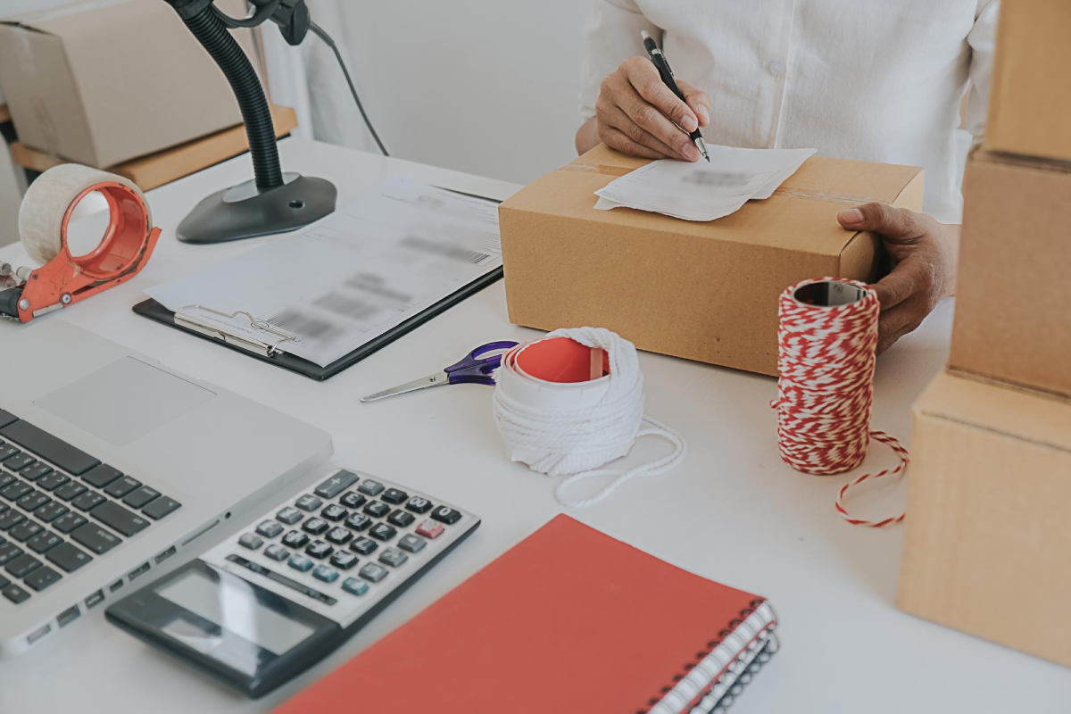 چطور بستهبندی پستی میتواند به بازاریابی و برندینگ کمک کند؟